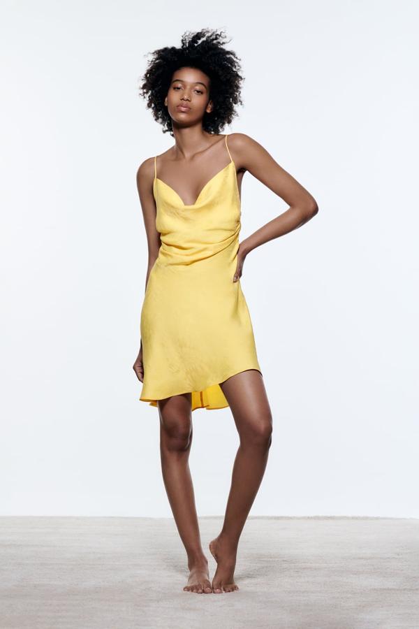 Los vestidos de aires lenceros salen a la calle para vestirte los días más caluorosos del año. Elige un diseño en tamaño mini en amarillo suave. Mini vestido de tirantes de Zara (25,99 euros)