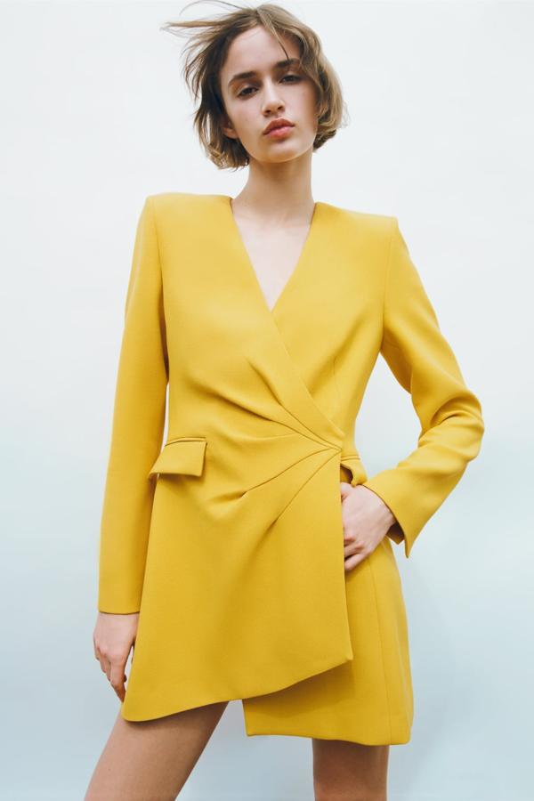 Este tipo de prenda se ha convertido en una de las más buscadas dentro de las colecciones de Zara. Una americana que se convierte en mini vestidoy que también se apunta al color de moda. Blazer mostaza de Zara (69,99 euros)