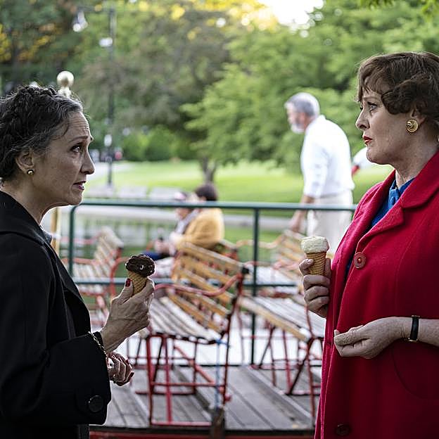 Bebe Neuwirth y Sarah Lancashire en una sencuencia de la primera temporada de Julia. 
