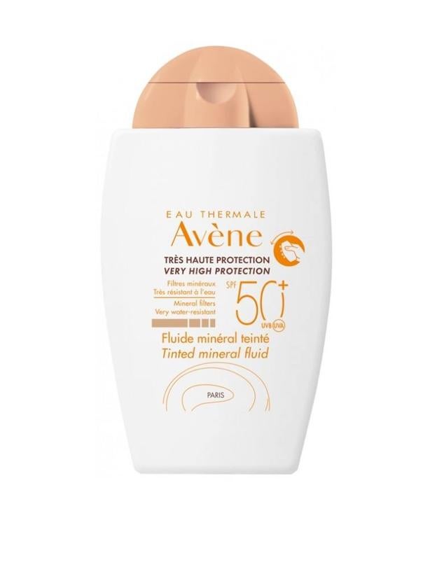 Alta protección y color se unen esta fórmula para pieles sensibles de textura ligera, hidratante y de fácil absorción. Tiene acabado mate pero no extrae la luminosidad de la piel, sino que aporta un bonito tono dorado que deja el cutis radiante y favorecido. Tiene SPF 50+.