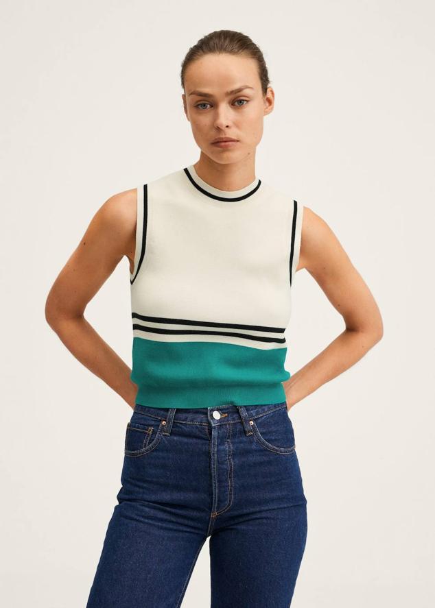 Chaleco de punto fino con diseño crop, slim fit, cuello redondo, manga sisa y estampado a rayas en crudo, negro y verde, con un coste de 25,95 euros. También es de la colección de Mango y está disponible entre la talla XS y la L.