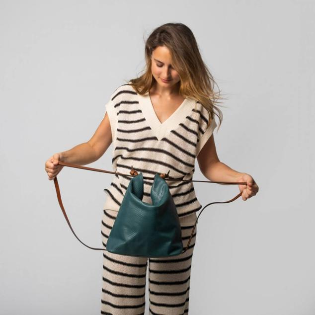 Este bolso-mochila de la firma Mona Moon está elaborado con piel de vacuno