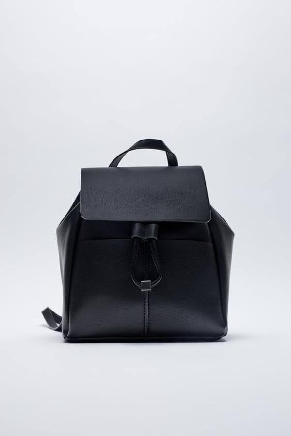 En Zara encontrarás esta mochila que cuesta menos de 20 euros