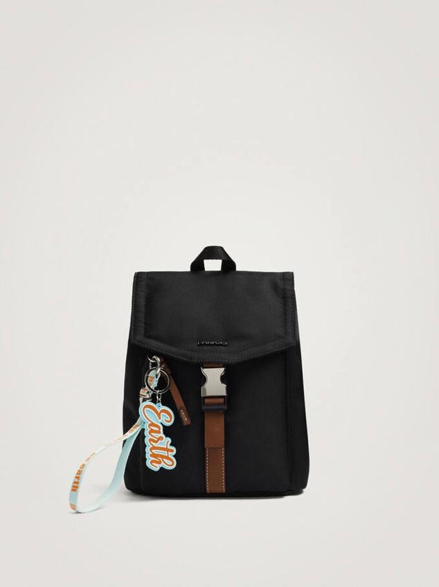 Esta mochila de Parfois tiene un original colgante