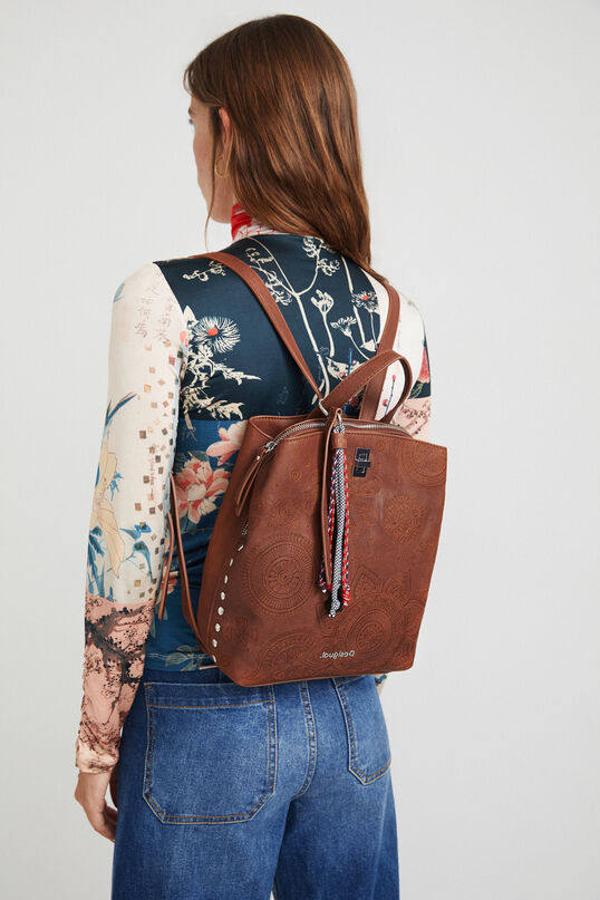 Desigual nos trae este modelo en marrón y en negro