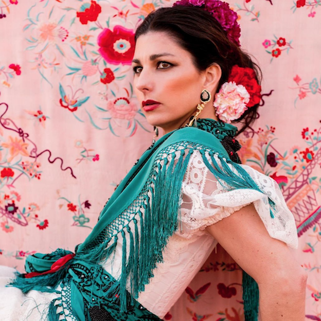 Pincha en la foto para ver los mejores looks de las famosas en la Feria de Abril. 