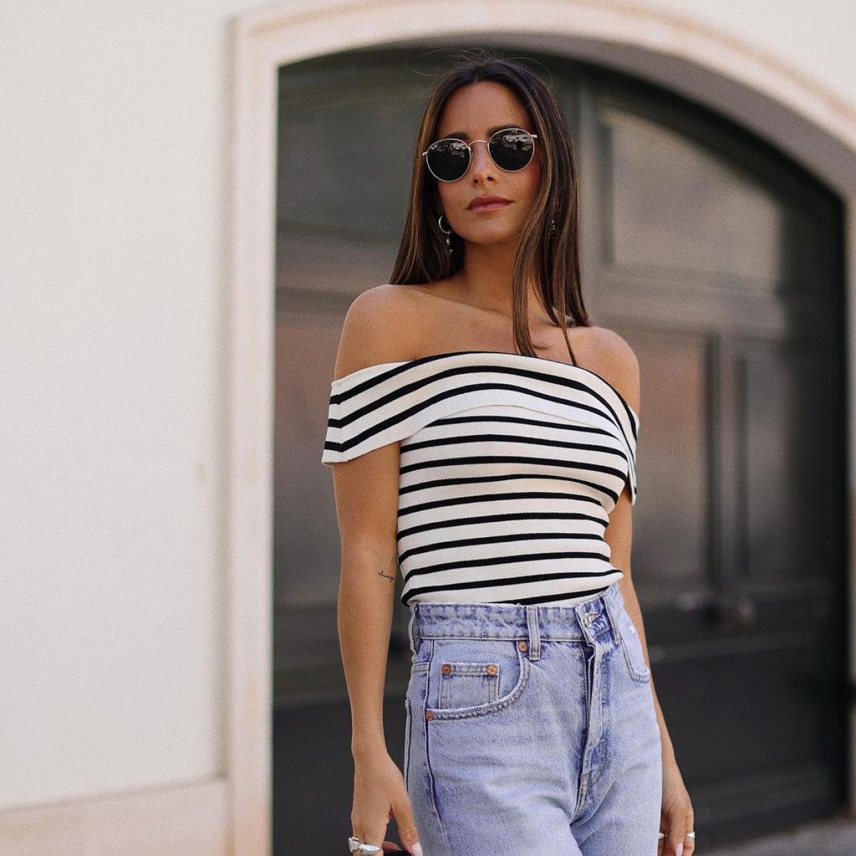 La clásica camiseta de rayas marineras se reinventa con esta original propuesta de Zara. Un top con escote recto con el podrás lucir hombros. Descubre otras prendas que están arrasando esta temporada. 