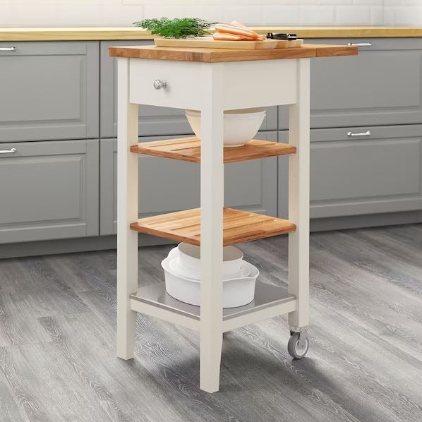 Nos declaramos fans absolutas de los carritos de cocina, sin duda, los muebles auxliares más cómodos y versátiles para espacios pequeños. Este cuesta 199 euros.