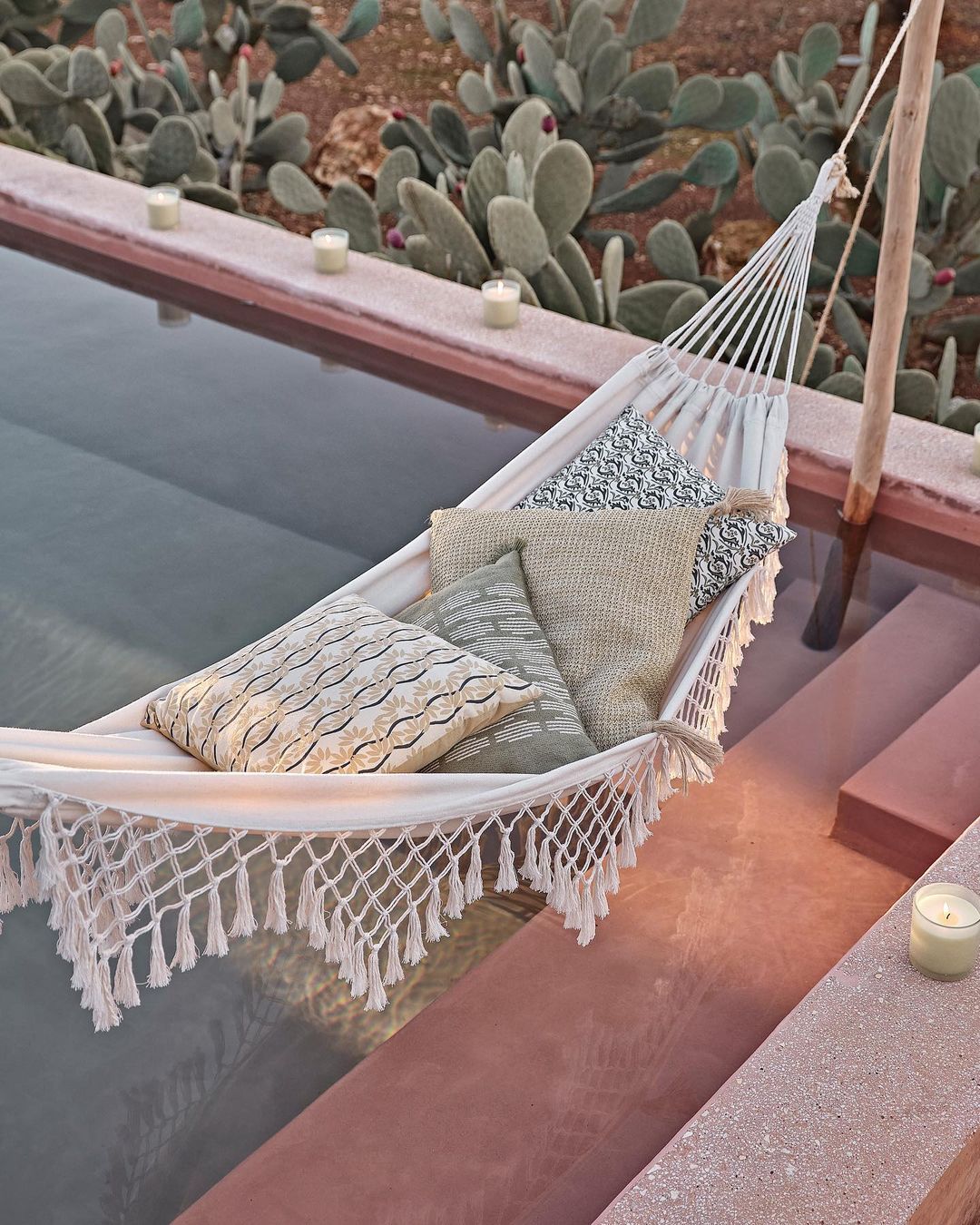 Sí, lo reconocemos, podríamos pasarnos el día entero meciéndonos en esta hamaca de estilo boho de Maisons du Mond (28 euros).