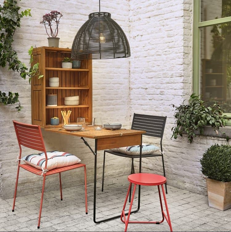 No podemos ser más fans de este práctico mueble de madera de teka con espacio de almacenamiento que se convierte en una mesa plegable. Es perfecto para espacios reducidos que queramos aprovechar al máximo, es de Maisons du Monde y cuesta 249 euros.
