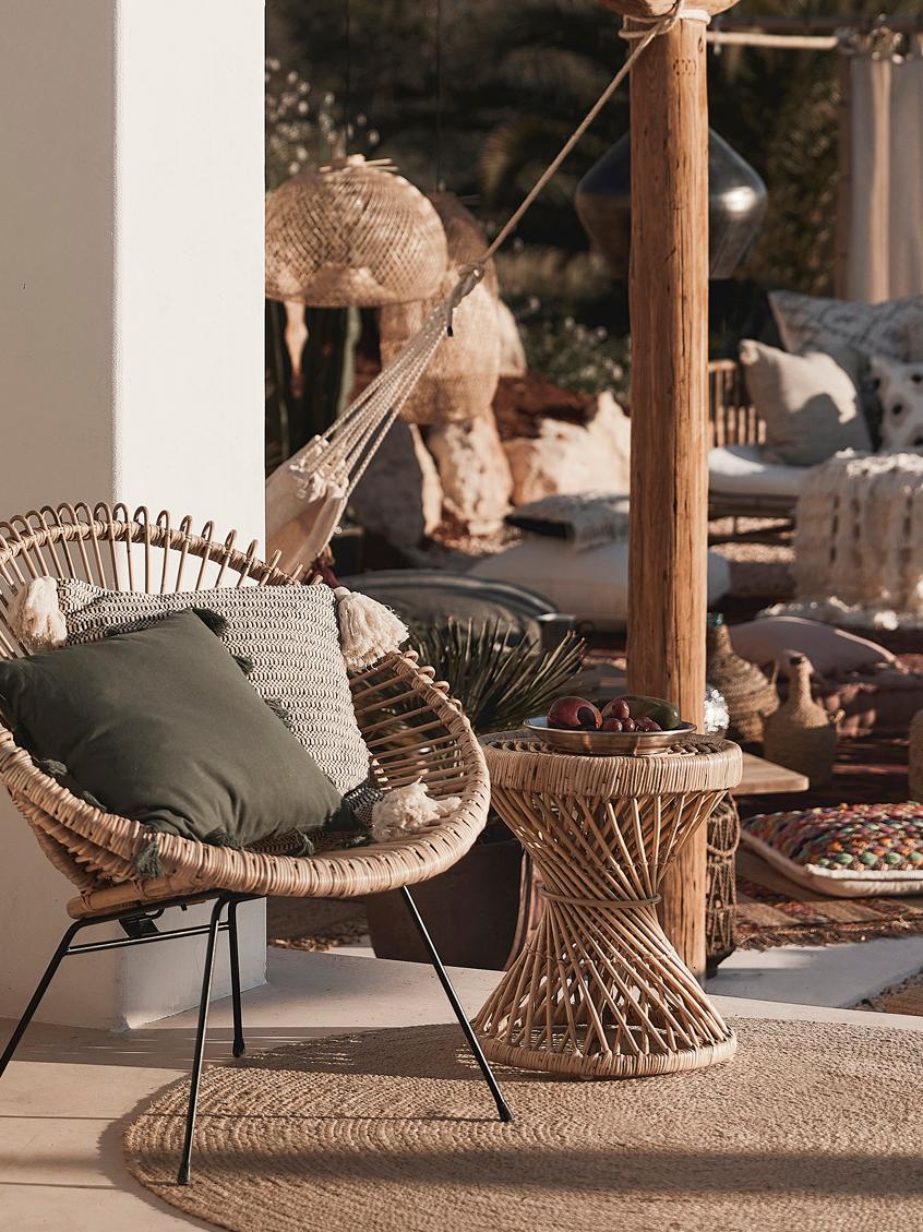 Este cojunto de mimbre y ratán es de Westwing y es perfecto para un rincón exterior con mucho estilo. La mesa baja auxliar cuesta 129 euros y la silla Acapulco, 149 euros.