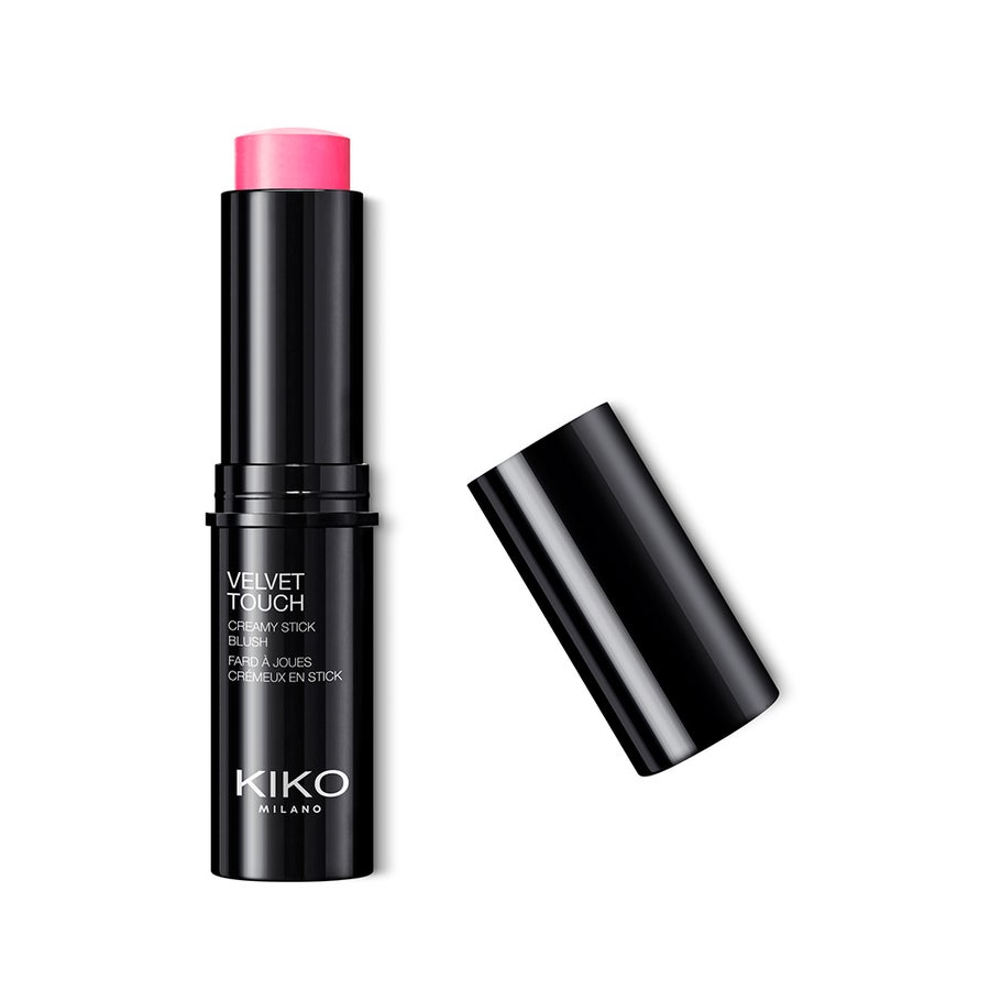 Creamy Stick Blush Velvet Touch de Kiko Milano. Un básico de maquillaje por 10 euros enriquecido con aceite de nuez de kola y extracto de pistacho para una aplicación fácil y suave. Disponible en 8 colores.