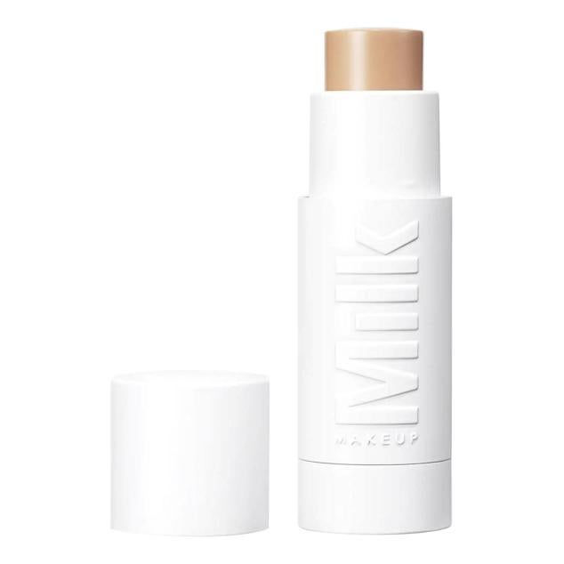 Con cobertura media y acabado natural, cubre lo suficiente para unificar el tono y disimular imperfecciones, a la vez que ilumina para revitalizar el aspecto, hidrata, alisa y hace que la piel esté más elástica y se vea más fresca. Todo ello, sin remarcar zonas secas ni pliegues. Para ello, está enriquecida con malvavisco, loto azul, camomila y lavanda. Disponible en 36 tonos.