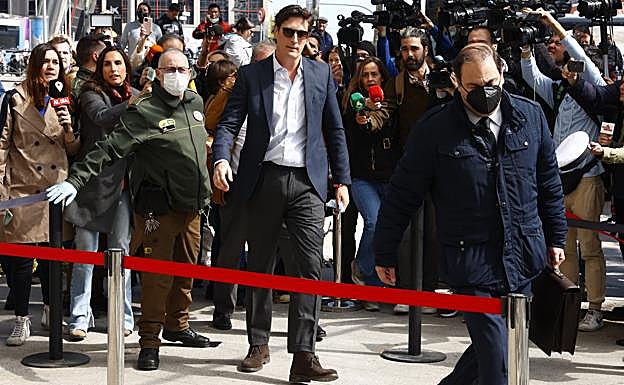 Luis Medina a la llegada del juzgado.