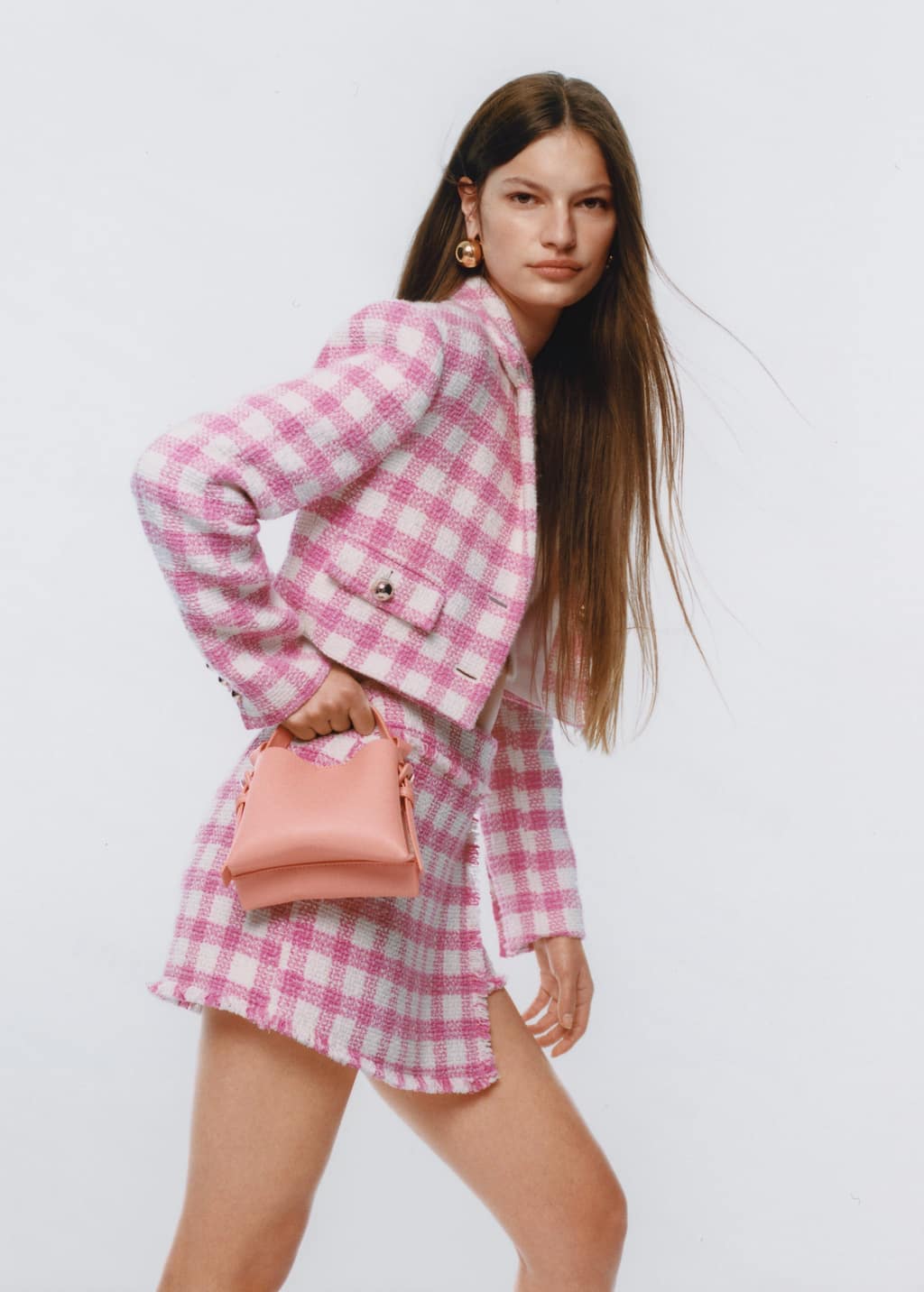 Los accesorios XXL conviven con los de tamaño reducido. Un mini bolso en tono pastel pondrá la nota de color que necesitan tus looks de primavera. Mini bolso de Mango con asa corta de Mango (19,99 euros)