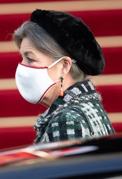 Imagen secundaria 2 - El truco de Carolina de Mónaco para hacer de su long bob con canas un look rejuvenecedor: volumen, efecto natural y accesorios muy fáciles de copiar