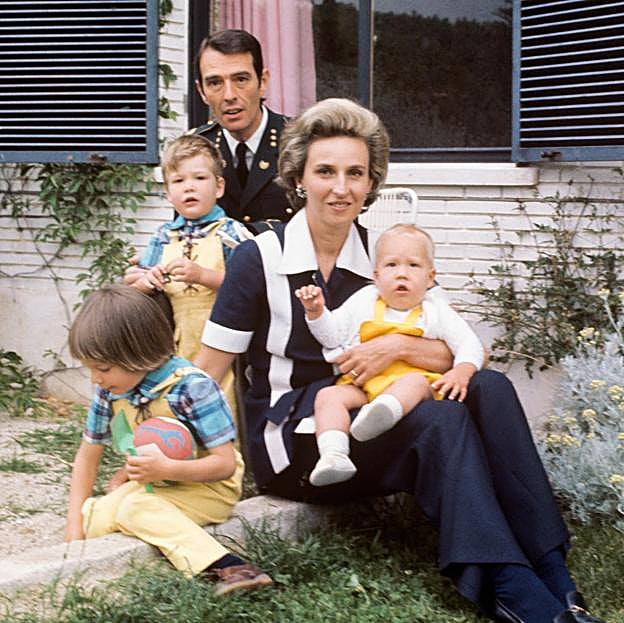 Las luces y sombras (y alguna que otra polémica) de los Gómez-Acebo: así es la relación de familia real con sus primos favoritos, los hijos de la querida y añorada infanta Pilar