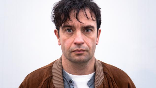 Stanley Hillis era, en los años 90, uno de los criminales más populares de los Países Bajos. En su historial delictivo se encontraban robos a bancos y narcotráfico, pero sin duda lo más sorprendente de su biografía fue que, en 2011, fue asesinado en presencia de la policía holandesa por alguien que nunca fue detenido. Cuatro episodios de un hombre que no contaba su dinero, lo pesaba, y que a pesar de concederse numerosos lujos mantuvo una vida normal, aunque es obvio que molestó a alguien. Una producción que sin ser novedosa nos descubre a un personaje que merece la pena conocer. 