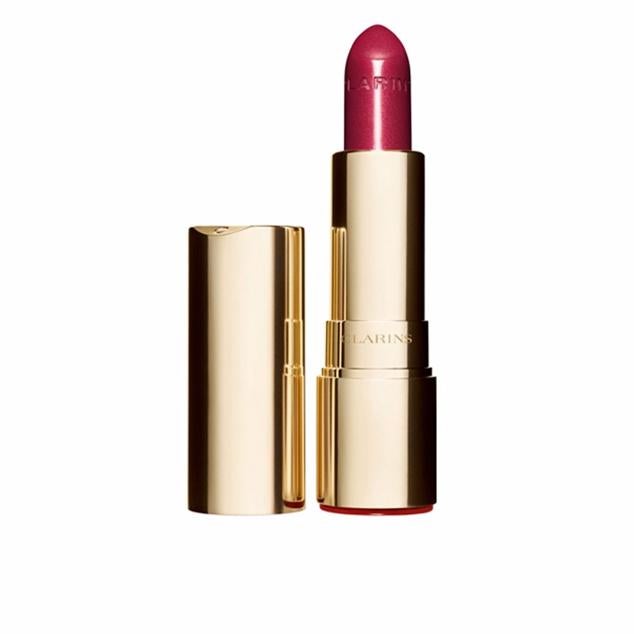 Joli Rouge Velvet Mate es la icónica versión en mate del labial de la casa francesa. Una reinvención que proporciona un color intenso y duradero, a la vez que hidrata los labios. Color aterciopelado que no se reseca a lo largo del día y que cuenta en su fórmula con aceite de albaricoque de origen bio. (27 euros)