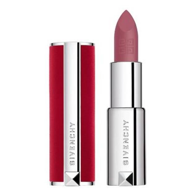 Le Rouge Deep Velvet es la opción mate de la firma y cuenta con un acabado empolvado y una alta pigmentación, que proporcionan un color intenso desde la primera pasada. Envuelto en una carcasa aterciopelada, puede personalizarse su envase y cuenta con recambios individuales si terminas tu tono favorito. 