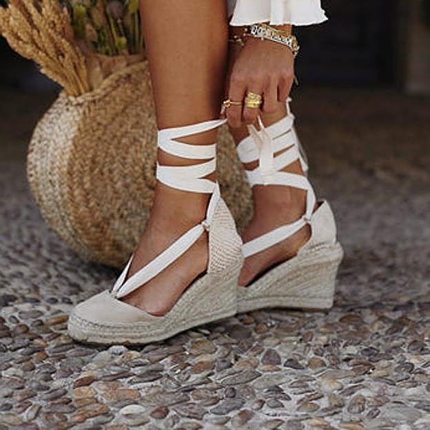 Imagen principal - Virginia Troconis dice que estas alpargatas made in Spain son las más cómodas y bonitas del momento