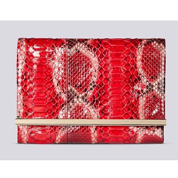 Imagen principal - La reina Letizia triunfa con su vestido rojo favorito: un look que favorece y estiliza y que puedes comprar en Mango baratísimo