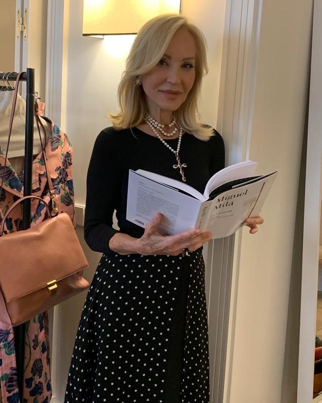 Carmen Lomana publicó esta fotografía en su perfil de Instagram en al que aparece luciendo este look sencillo, pero muy elegante. Es un estilismo protagonizado por una falda midi de luanres en color negro y blanco, que combinó con un jersey negro.