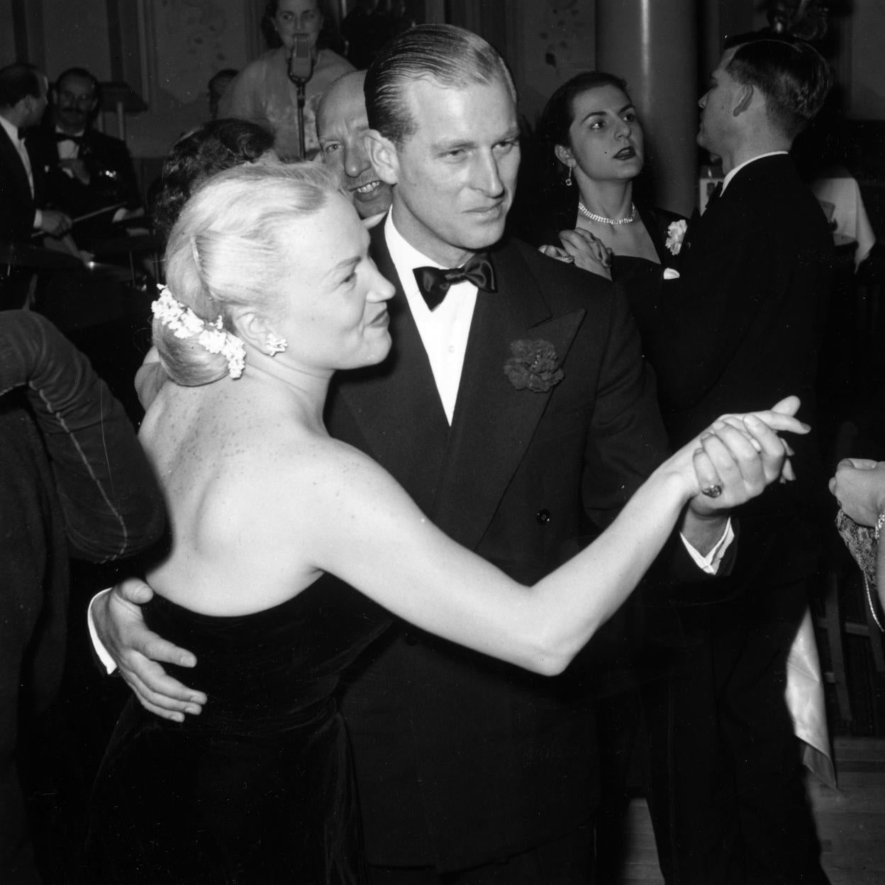 El Duque de Edimburgo bailando con una amiga.