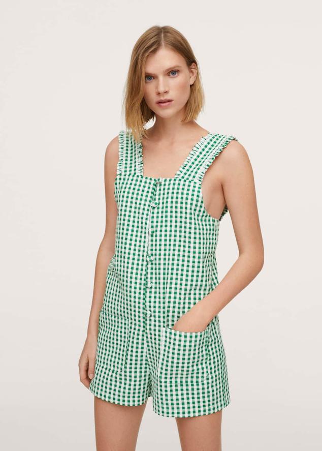 Las prendas con patrones aniñados son perfectas para lucir este estampado veraniego. ¿Qué te parece apostar por un mono en verde y blanco, corto, con bolsillos y botones? Lo encontrarás en Mango (29,99 euros)