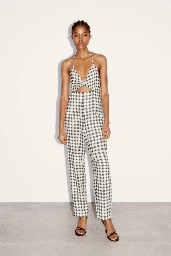 Los monos largos, en tejidos fluidos, son otra de las prendas clave de la temporada. Y Zara tiene el diseño más original de todos: de tirantes y con una abertura frontal. Mono con estampado vichy en negro y blanco de Zara (29,99 euros)