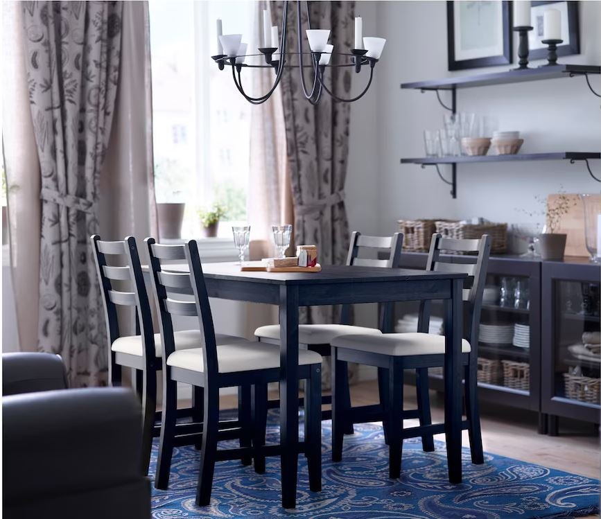 La silla Lerham, disponible en varios colores, encaja en cualquier estilo, es fácil de combinar, puedes elegir su tapizado para adaptarla al resto de decoración de tu salón-comedor y es muy barata: 45 euros.