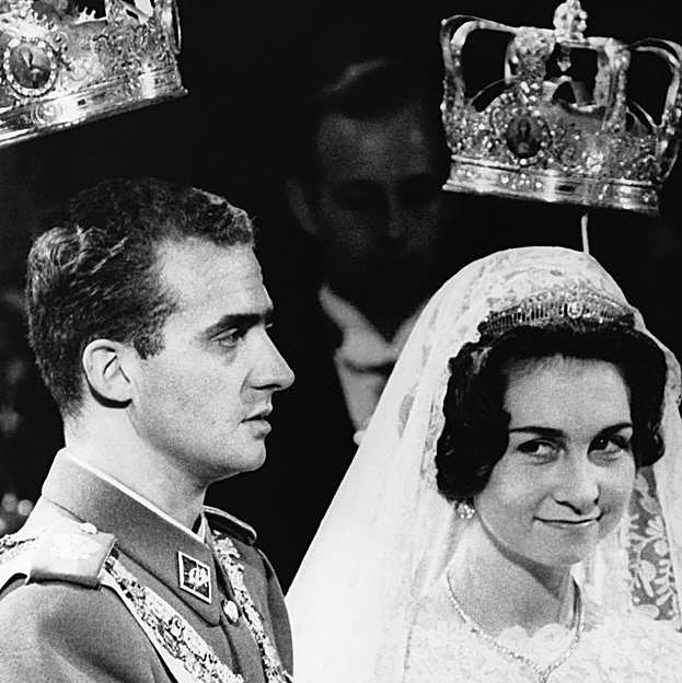 Los padrino, Victor Manuel de Saboya, Amadeo de Aosta o Miguel de Grecia, tuvieron que sujetar las coronas.