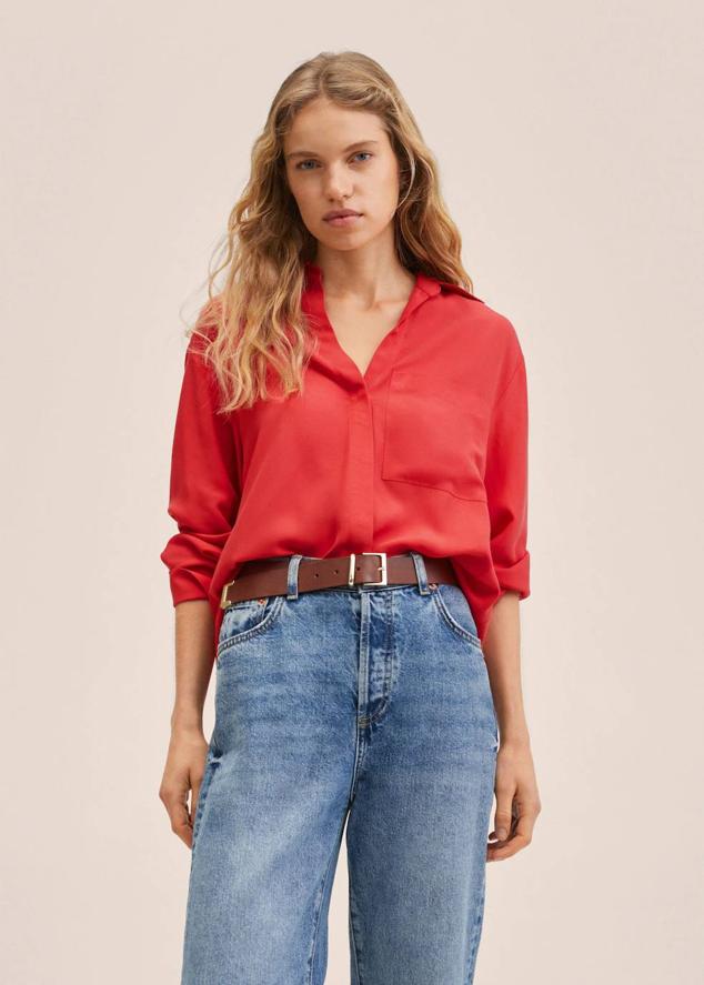 Camisa 100% lyocell con diseño oversize, bolsillo de parche, manga larga y cierre de botones oculto, en rojo, de Mango. Está disponible por 25,99 euros.