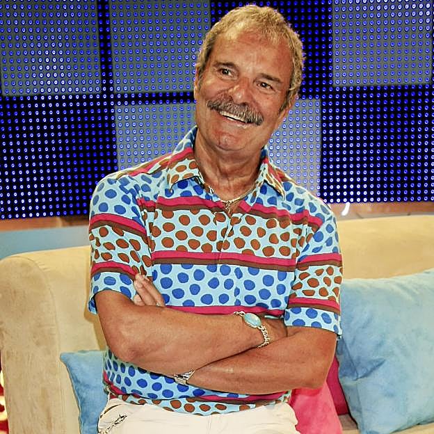 Así se convirtió Jesús Mariñas en el cronista del corazón más temido y poderoso que se llevó un puñetazo de Cela (por culpa de Marina Castaño), sacó del armario a Encarna Sánchez y escandalizó a España en Tómbola