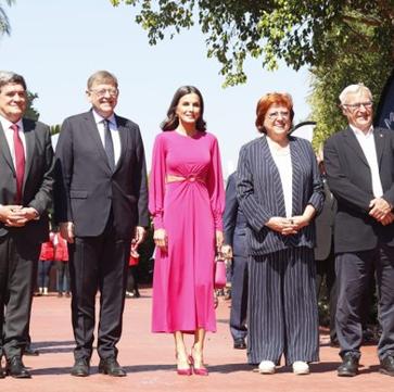 Imagen secundaria 1 - La reina Letizia presume de abdominales marcados con un espectacular vestido rosa con aberturas low cost