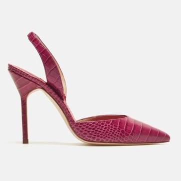 Imagen secundaria 1 - La reina Letizia presume de abdominales marcados con un espectacular vestido rosa con aberturas low cost