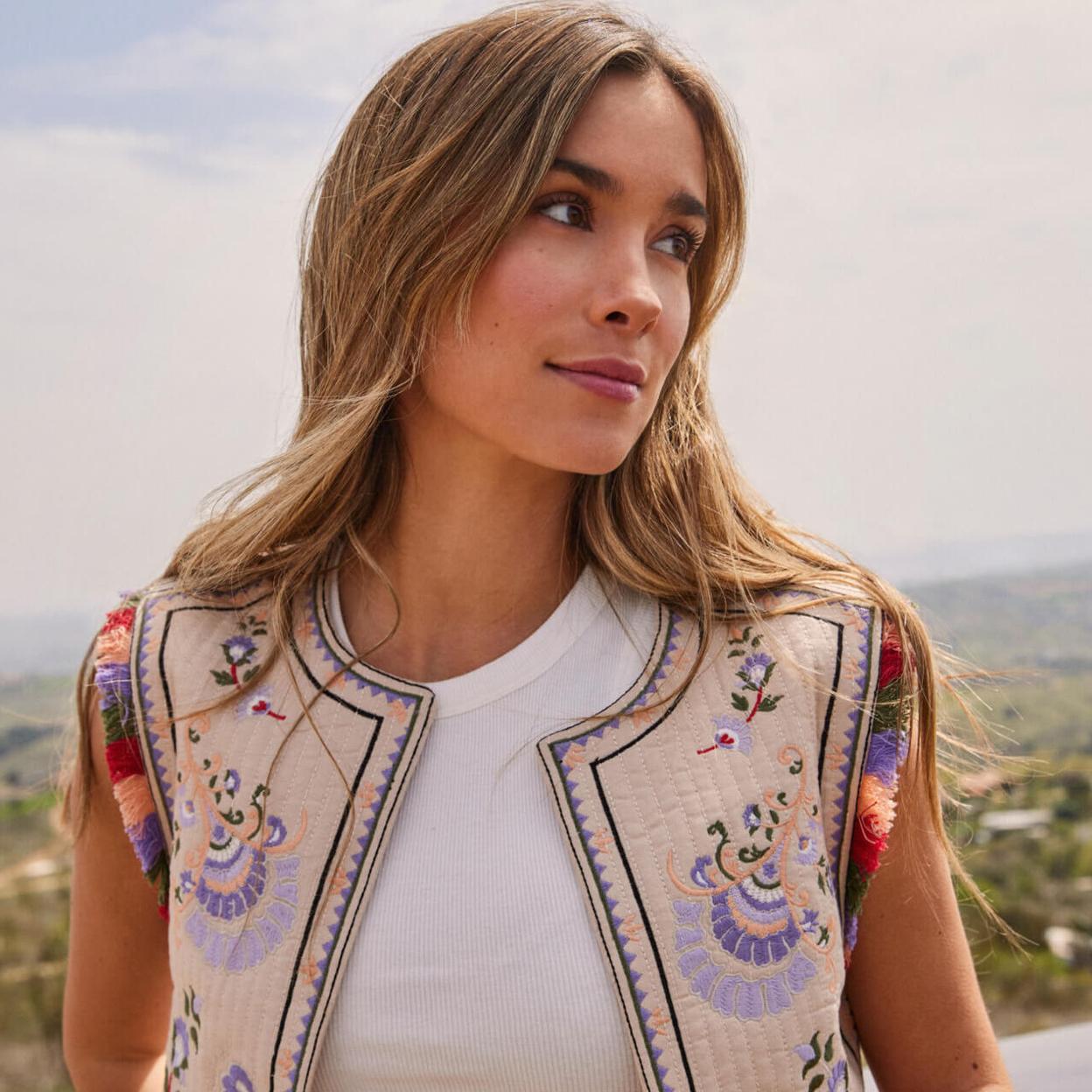 Pincha en la imagen para ver cómo llevan las influencers sus chalecos como un top, el trucazo para marcar la silueta. 