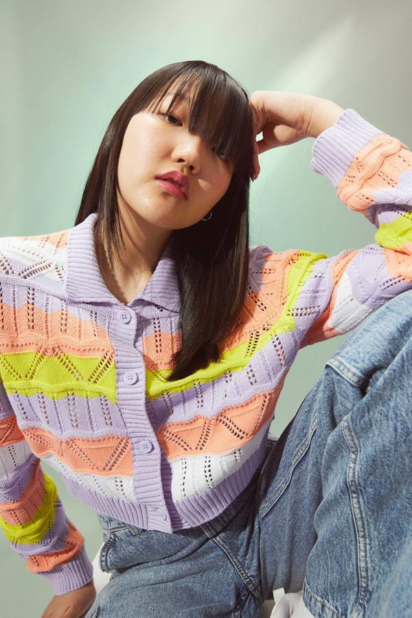 Cárdigan con diseño cropped confeccionado en punto suave de algodón pointelle, de H&M. Tiene cuello camisero, manga larga cierre de botones y se decora con rayas multicolor. Su precio es de 29,99 euros.