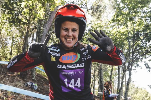 Por segundo año entregamos el Premio Especial al Liderazgo en los Premios Motor Mujerhoy, y en este 2022 ha recaído en Laia Sanz. Tiene 14 títulos mundiales de trial femenino, 6 de enduro, 11 victorias en el trofeo femenino del Dakar y la mejor posición absoluta de una mujer. Ahora, la piloto se ha pasado de las dos a las cuatro ruedas y, compartiendo volante con Carlos Sainz, sigue cosechando éxitos y haciendo historia.