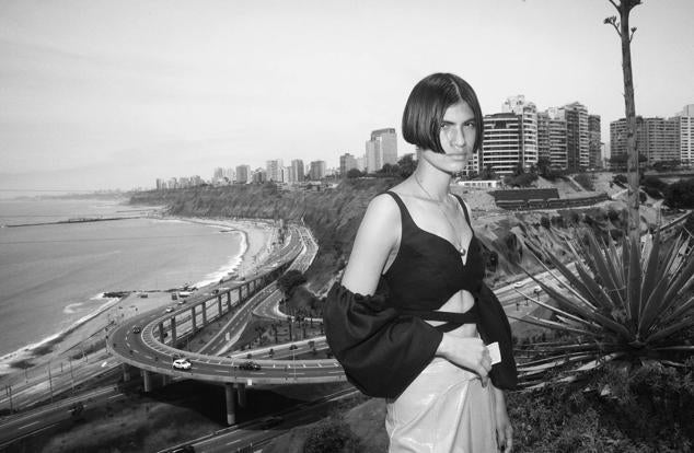 Top de Delosantos, falda de Adolfo Domínguez y collar de Uterqüe.