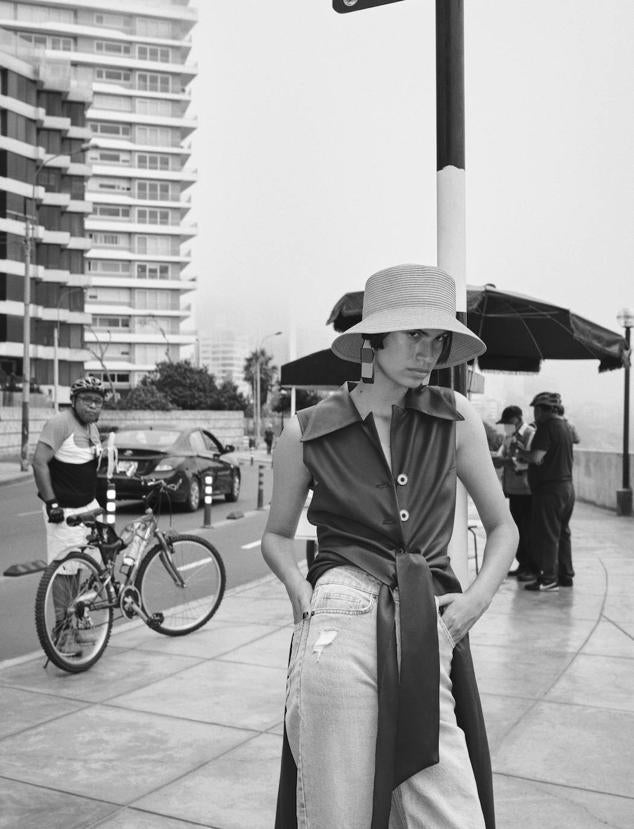 Vestido de Andrea Llosa, vaqueros de Levi's, sombrero de H&M y pendientes de Salvatore Ferragamo.