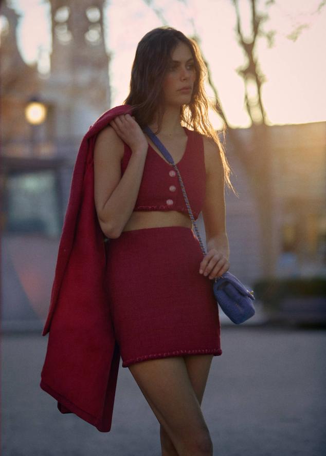 Chaqueta, top corto, falda y bolso, todo de Chanel.