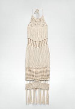 Imagen secundaria 2 - Este vestido de punto en color crudo con flecos de Zara se ha convertido en cuestión de horas en una de las prendas más demandadas de la colección de verano de Zara. Vestido con escote halter de Zara (59,99 euros) 