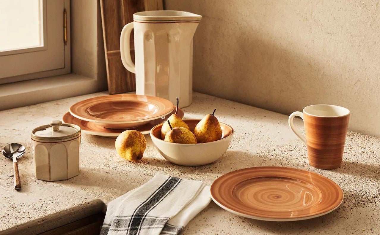 Para poner un toque rústico y de color en tu mesa, apuesta por los platos de esta vajilla de loza pintada en forma de espiral, disponible en Zara Home desde 3.99 euros la pieza.