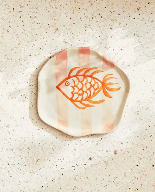 Rosas, amarillos, verdes, azules... Las rayas y los motivos marinos se combinan en esta impresionante vajilla de loza, el best-seller del verano de Zara Home. Precio plato: 9.99 euros.