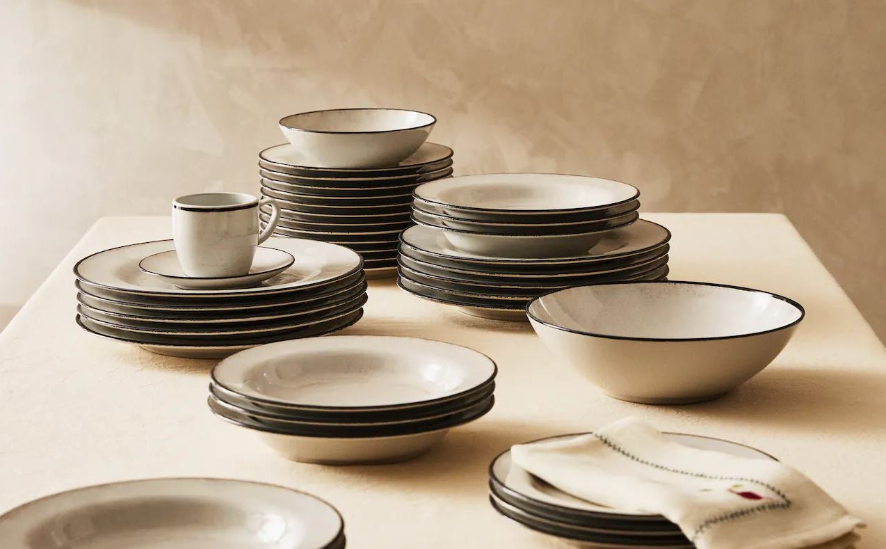 Tener una vajilla 'de fondo de armario' siempre es una buena idea, y esta de gres con filo negro de Zara Home, con una clara inspiración vintage, es ideal. Cada pieza está disponible desde 4.99 euros.