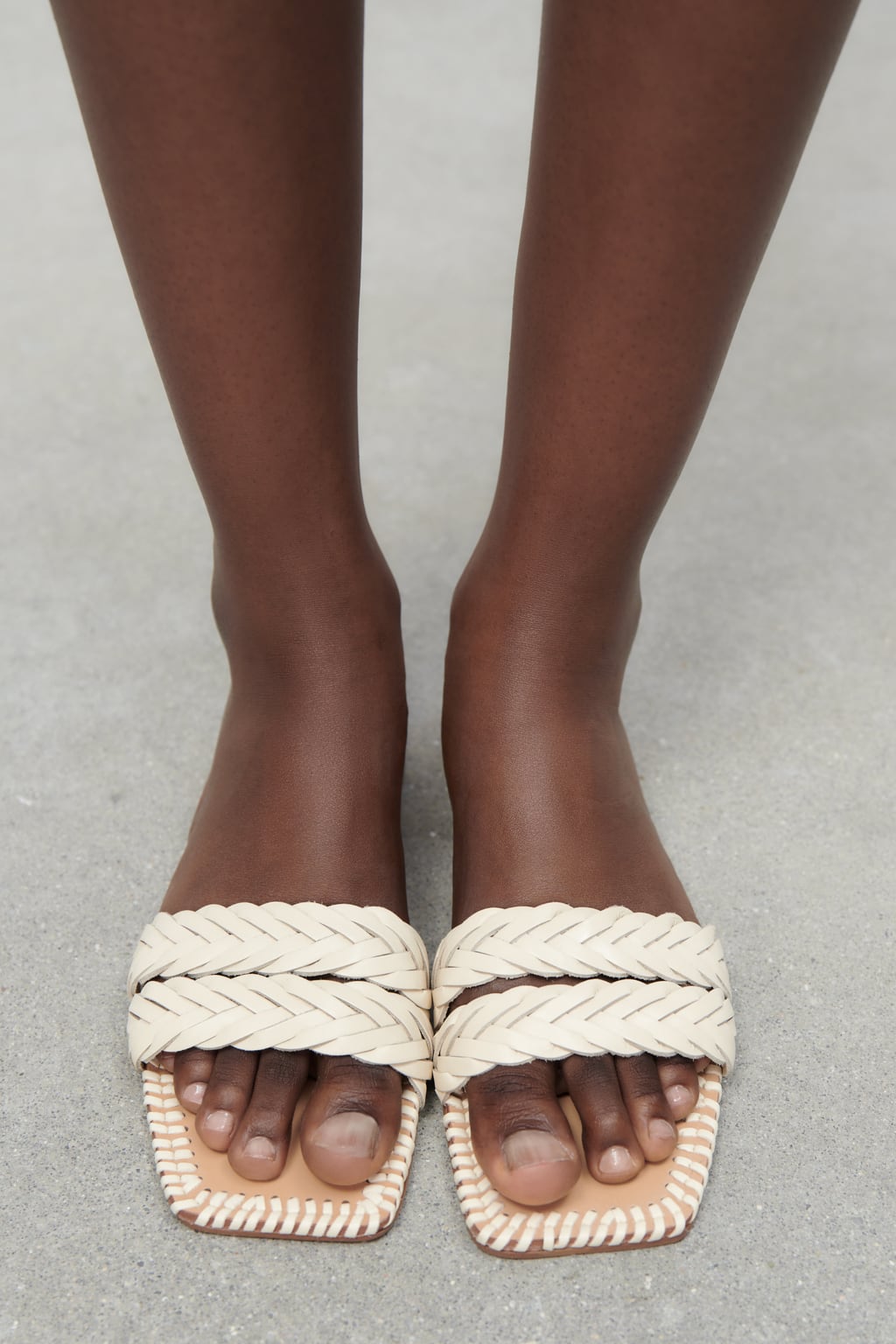 Otro diseño en color crudo que podrás llevar sin parar con todo tipo de looks. Sandalias con doble tira trenzada y suela pespunteada de Zara (35,99 euros)