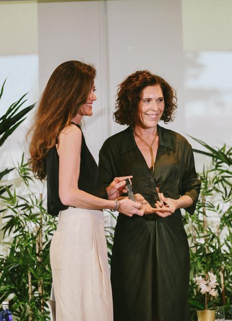 Imagen - Constanza Pascual, directora de Comunicación de Bridgestone SWR ha entregado el premio a Pilar García de la Puebla, directora de Comunicación y Relaciones Institucionales de BMW España. Foto: Andrea Vega