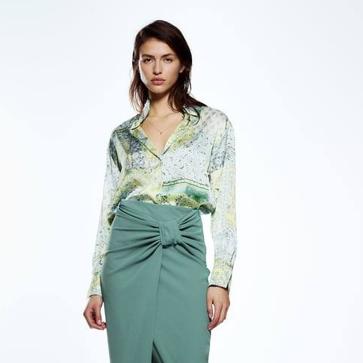 Imagen secundaria 1 - Puedes llevar estas camisas con pantalones o faldas