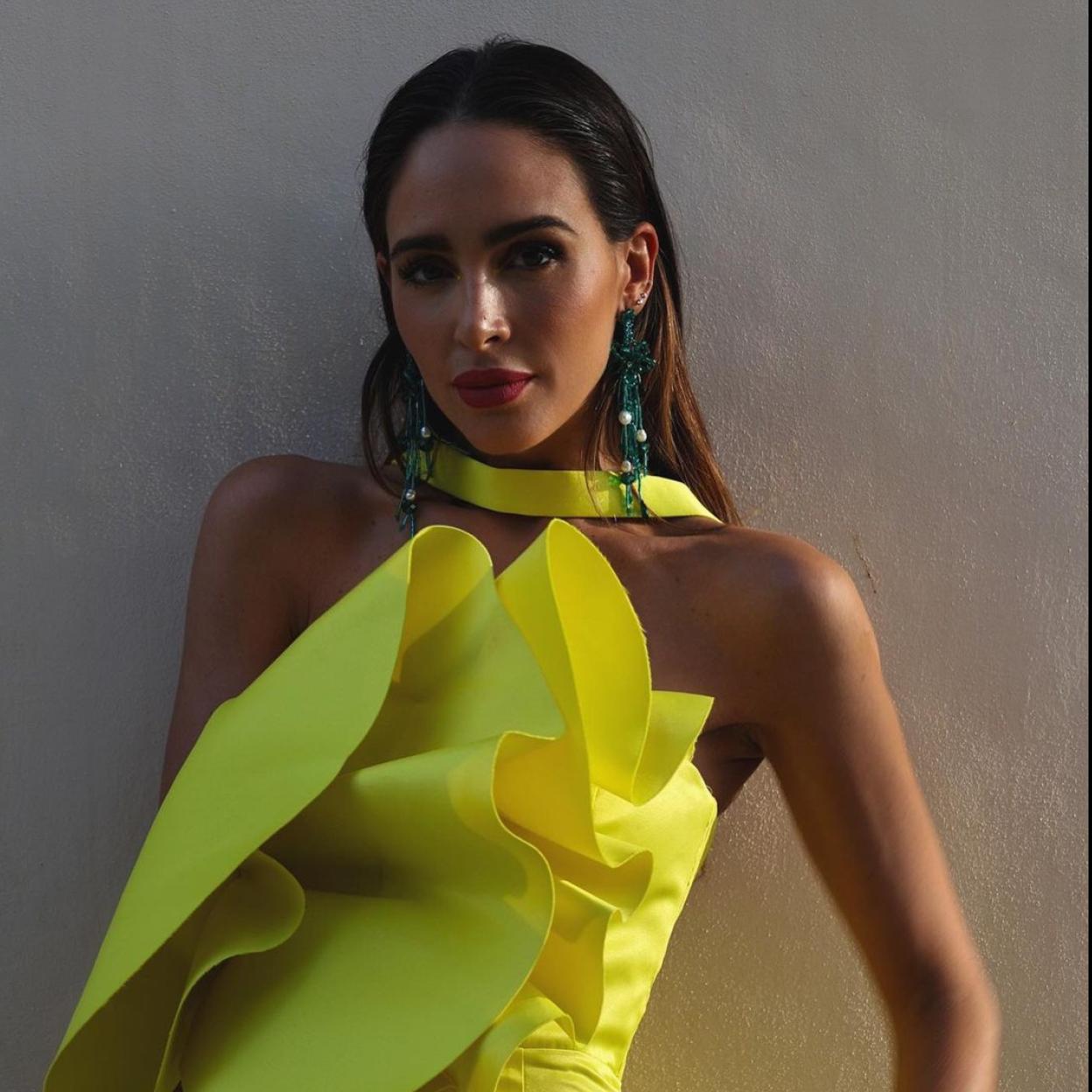 Rocío Osorno con el vestido amarillo de Zara que está casi agotado.